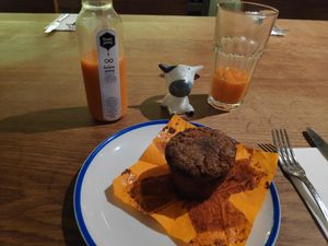 Choupy discovering veg restaurant at Teresa Carles Cocina Vegetariana in Barcelona