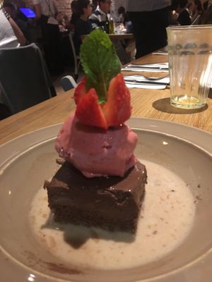 Brownie with strawberry icecream at Teresa Carles Cocina Vegetariana in Barcelona
