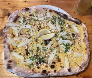 Spargel-Pizza mit Estragoncreme und Zitrone   at Pizza Bande in Hamburg