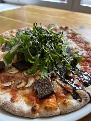 Vegan cheese, rocket & balsamic, bacon, mushroom pizza.   at Pizza Bande in Hamburg