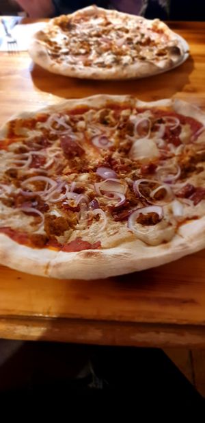 Pizza mit Sesamsauce statt (veganem) Käse. at Pizza Bande in Hamburg