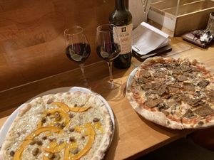 Links: Kürbis, Maronen, Pilze; Rechts: Seitan-Gyros & Pilze  at Pizza Bande in Hamburg