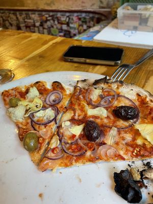 Marinated olives, artichoke, red onion, fresh hot chilis   at Pizza Bande in Hamburg
