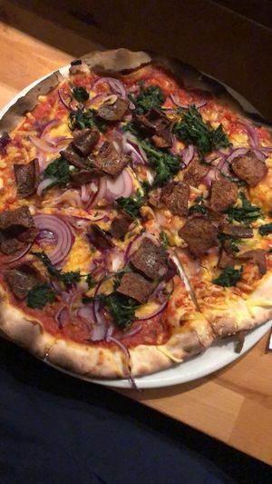 Pizzaliebe 🍕Zwiebeln, Spinat, veganer Speck at Pizza Bande in Hamburg