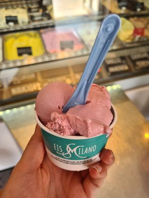 Himbeer mit Stiefmütterchen at Eiscafe Milano in Bad Vilbel