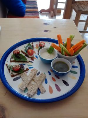 Piqueo Degustación: 4 mini pizzas raw, bastoncitos raw, hummus, queso raw y pan esenio at La Chakra in Lima