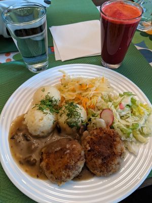 Kotleciki z kaszy gryczanej z sosem, ziemniakami i surówką + sok świeżo wyciskany z buraka i marchewki at Wegechatka in Cieszyn