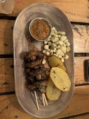 Cogumelo, batatas e milho com molho delicioso e apimentado  at El Jardín de Jazmín in Lima