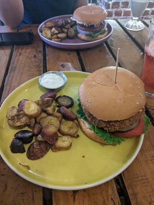 Crispy coliflor burger at El Jardín de Jazmín in Lima