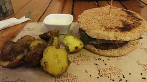 Hamburguesa mama quilla at El Jardín de Jazmín in Lima