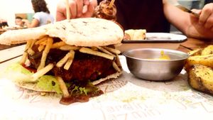 Hamburguesa de frejoles at El Jardín de Jazmín in Lima