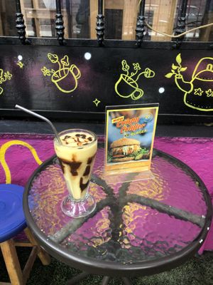 Outdoor table at El Jardín de Jazmín in Lima