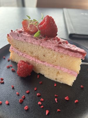 Frambozen gebakje 8,50€  at Moio Beach in Oostburg