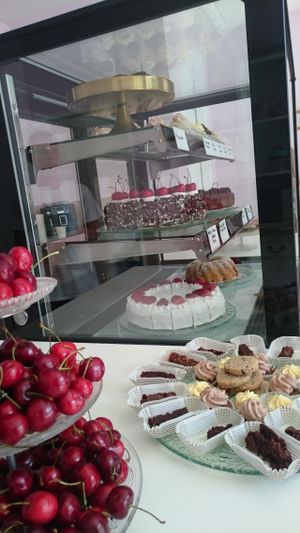 Cupcakes, Cakes at NomNom Vegan Bakery in Vienna