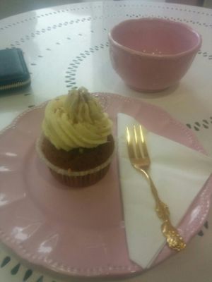 gingerbread cupcake at NomNom Vegan Bakery in Vienna