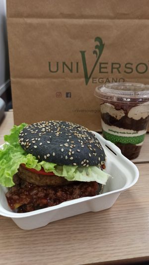 Smoked Hambúrguer + Tiramisu at Universo Vegano in Florence