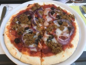 vegan tuna pizza at Universo Vegano in Florence