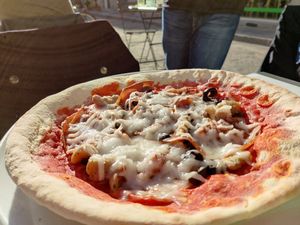 Pizza cappriciosa at Universo Vegano in Florence