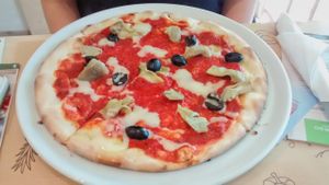 Pizza with artichokes and olives at Universo Vegano in Florence