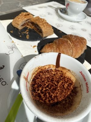 Frühstück mit verschiedenen Kaffeevariationen mit Soja- oder Reismilch.  at Universo Vegano in Florence
