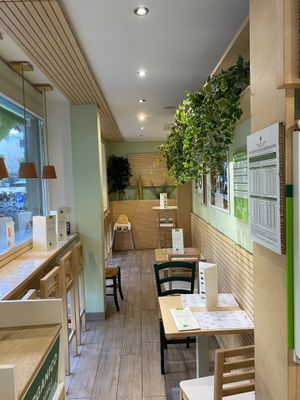 Innen eher Fast-Food-Ketten-Charme  at Universo Vegano in Florence