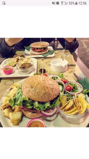 Plat unique grand sombrero (16€) + nuggets (3,5€) + frites (4€) + vegan burger (6,9€) at Universo Vegano in Florence