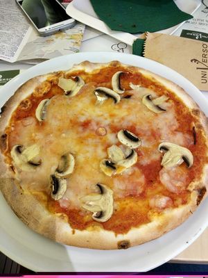 pizza at Universo Vegano in Florence