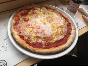 Four cheese pizza at Universo Vegano in Florence