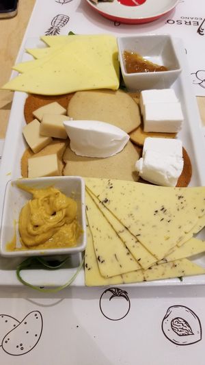 Taligere di affettati E Formaggi Vegan (super good) at Universo Vegano in Florence