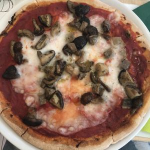Mushroom pizza  at Universo Vegano in Florence