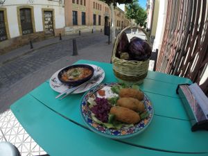 Berenjenas a la parmesana y croquetas veganas de coliflor y algas wakame at El Paladar in Sevilla