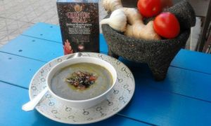 Crema de hojas verdes con jengibre y quinoa real at El Paladar in Sevilla