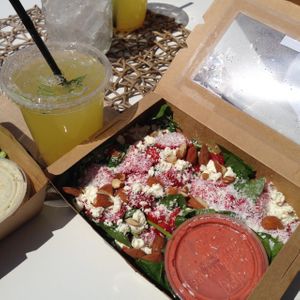 vegetarian 'Strawberrie field salad' + pineapple-rosemary lemonade at VIDA in Konstanz