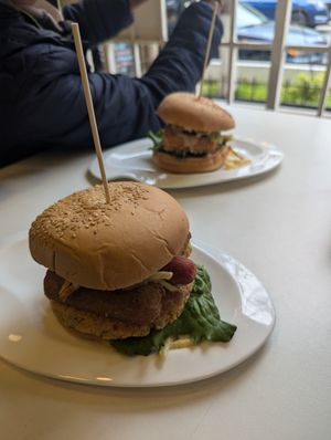 Full burger 20solss, tofu 15 at OKEY Al Natural in Lima