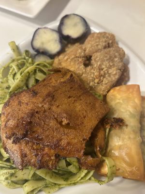 Pasta al pesto, posho frito, seitan a la parrilla y como unos taquitos chinos.  at OKEY Al Natural in Lima