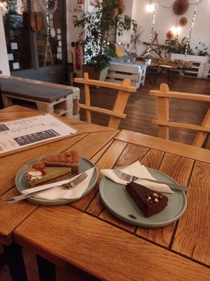 Excellent raw cakes! 🥳 #Veganuary at Naspolya Nassolda in Budapest