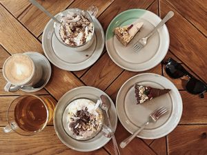 Гранола с бананом, чизкейк, торт с какао, капучино, зелёный чай  at Naspolya Nassolda in Budapest