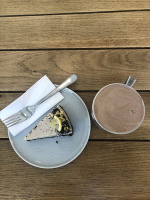 Torta al limone con cioccolata alla cannella #Veganuary at Naspolya Nassolda in Budapest