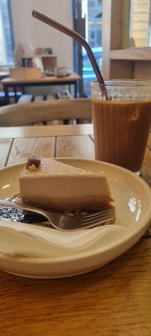Caramel chai spice cake and old gorilla drink at Naspolya Nassolda in Budapest