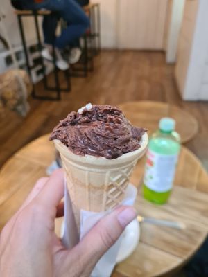 That ia the size of the ice cream at Naspolya Nassolda in Budapest