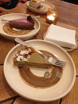 Very delicious cakes! Nowing that is the most healthiest option we could choose in the city, we'll definitelly come back more often!😌🧡
Nice textures and well compound flavou at Naspolya Nassolda in Budapest