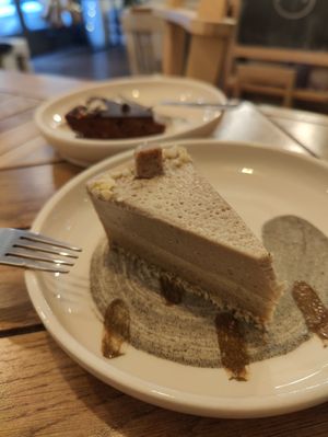 Caramel Cake and Rawnie at Naspolya Nassolda in Budapest