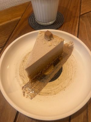 Close up sur le raw cake « cashew caramel » at Naspolya Nassolda in Budapest