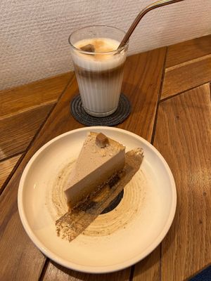 Iced latte (oat milk) et cake at Naspolya Nassolda in Budapest