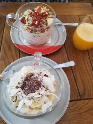 Granola:
Above: apple/goji
Bellow: banana/coconut at Naspolya Nassolda in Budapest