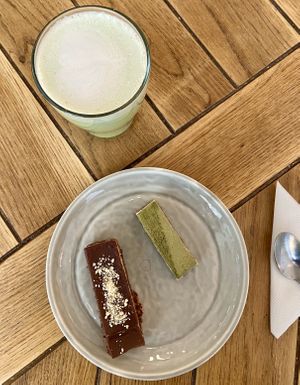 Matcha cake and raw chocolate 🌱 at Naspolya Nassolda in Budapest
