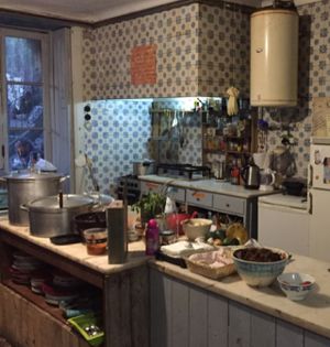 The kitchen at Res da Rua in Porto