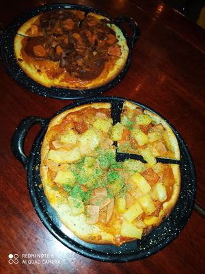 Meat lovers y hawaiian pizza at U.to.pi.a in Mexico City