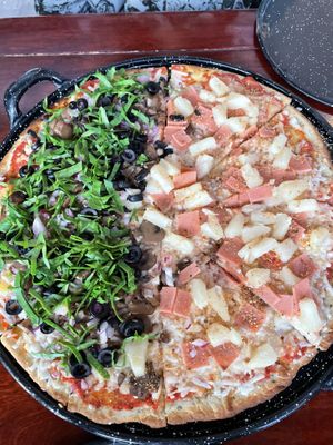 Veggie lover y hawaiana   at U.to.pi.a in Mexico City