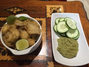 'Pescado' y hummus con pepinos at U.to.pi.a in Mexico City
